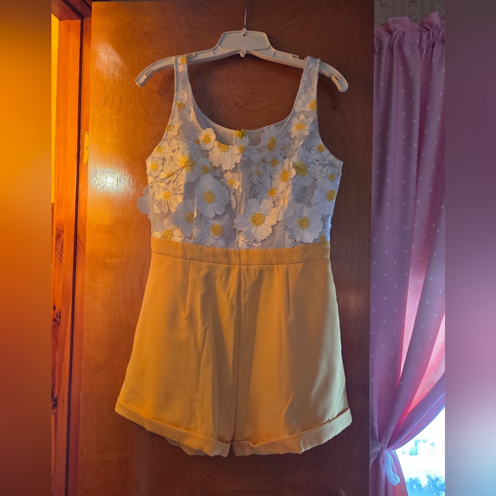 Elegant Floral Embroidered Women's Shorts
